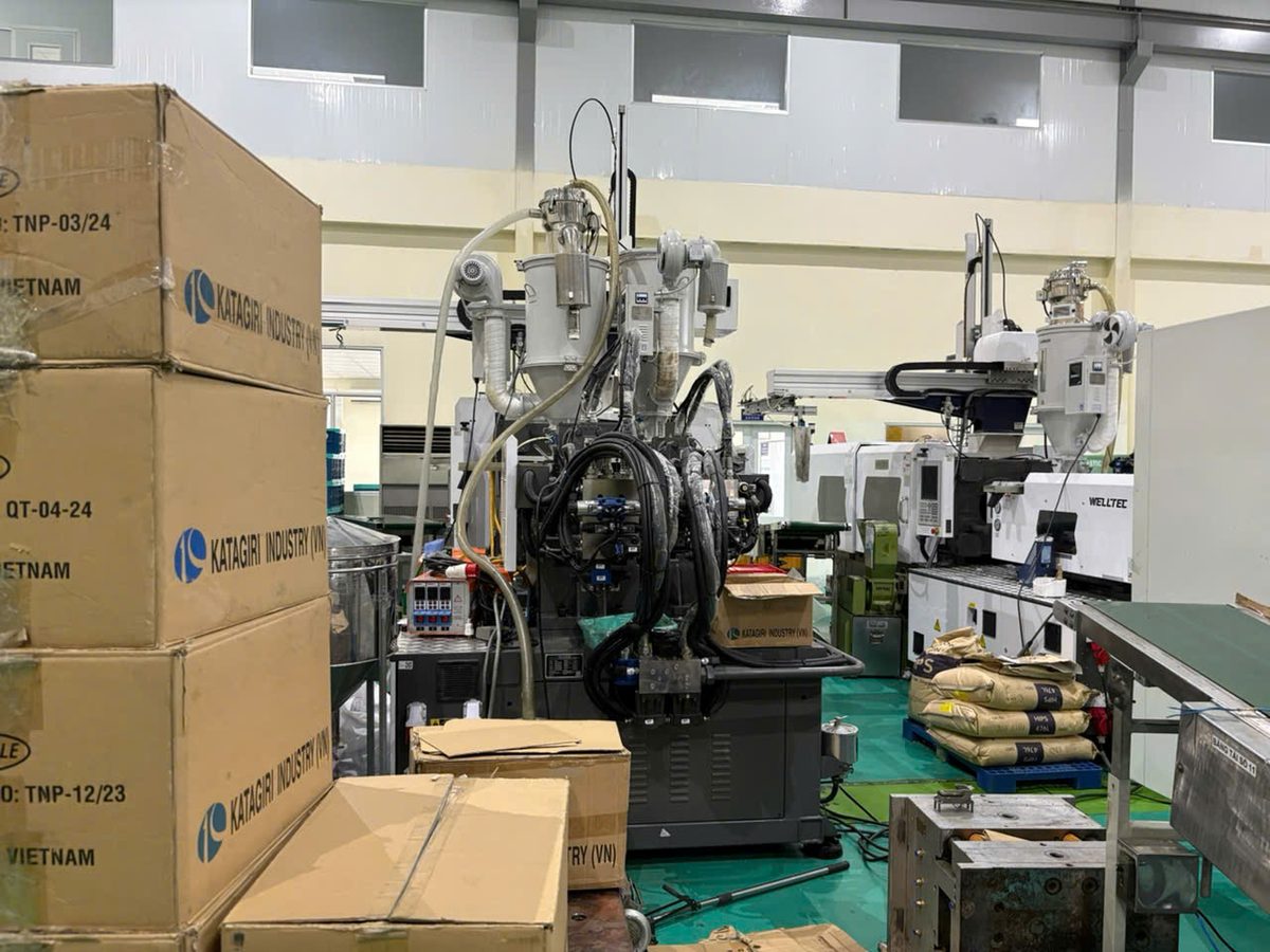 Double shot injection molding machine  2 