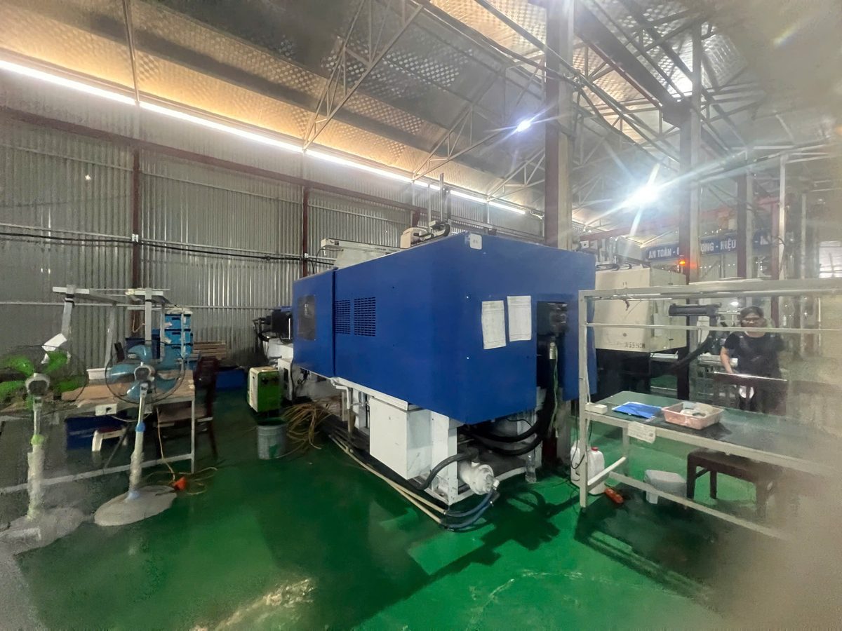 Injection molding machine at Minh Quang