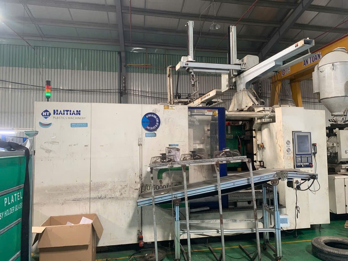 Injection molding machine 1